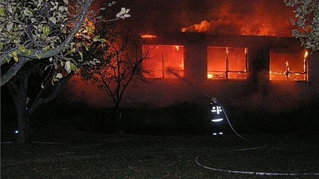 Plameny zničily výrobnu jízdních kol v Oticích na Opavsku (30.10. 2011)