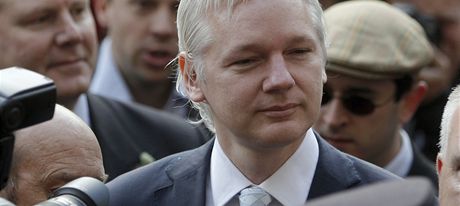 Julian Assange ped budovou londýnského soudu (2. listopadu 2011)