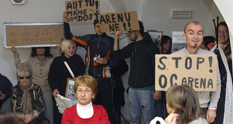 Odprci stavby nového obnchodního centra Aréna pili protestovat na stedení