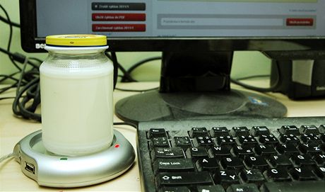 USB ohíváek na kávu: bhem pracovní doby máte jogurt pipravený.