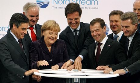 Symbolické otoení kohoutu plynovodu Nord Stream spolenými silami provedli...