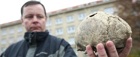 Vyetovatelé na louce Budínka u Dobronína vyzvedli ostatky tinácti lidí. Závrenou zprávu o ukonení vyetování poslali nmeckým pozstalým.