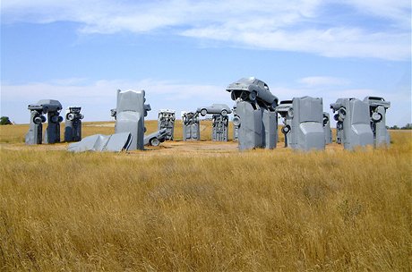 Automobilov atrakce Carhenge v americk Nebrasce