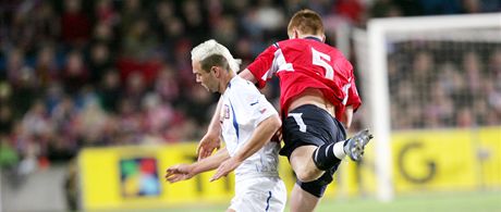 Jan Polk (vlevo) pi souboji s norskm fotbalistou Johnem Arne Riisenem pi