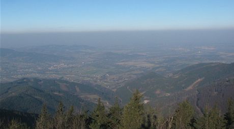 Tak vypadá smogové inverzní poasí pi pohledu z beskydské Lysé hory smrem na Frýdecko-Místecko a Ostravsko.
