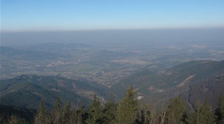 Ukázka inveze nad Ostravskem a Karvinskem z beskydské Lysé hory.