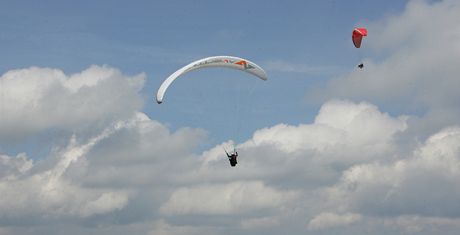 Píznivec paraglidingu nezvládl na Novojiínsku pistání a skonil na strom. (Ilustraní snímek)