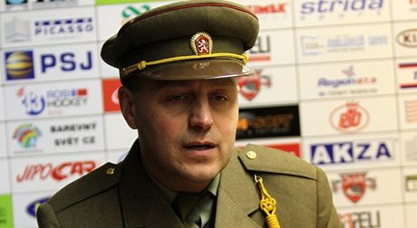 BOJOVNÍK. V armádní uniform se ukázal Petr Novák na tiskové konferenci, kdy jet trénoval prvoligové hokejisty Havlíkova Brodu.