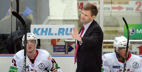 eský kou Rostislav ada na stídace hokejist Avangardu Omsk.