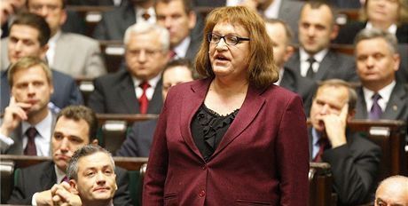 Transsexuálka Anna Grodzká skládá v polském parlamentu slib, po její pravici