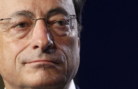 éf Evropské centrální banky Mario Draghi íká, e euorónu eká po recesi oivení.