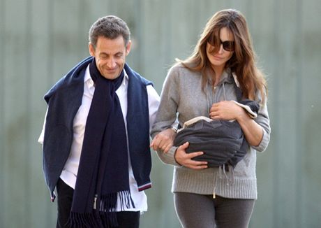 Nicolas Sarkozy, jeho manelka Carla a dcera Giulia na procházce