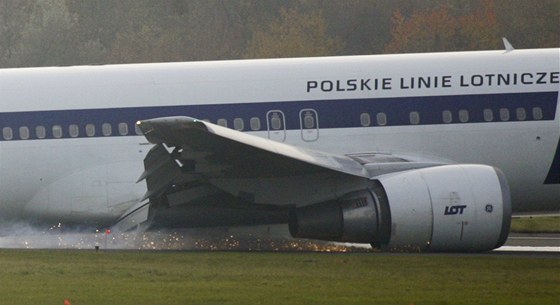 Boeing 767, který nouzov pistál na varavském letiti.