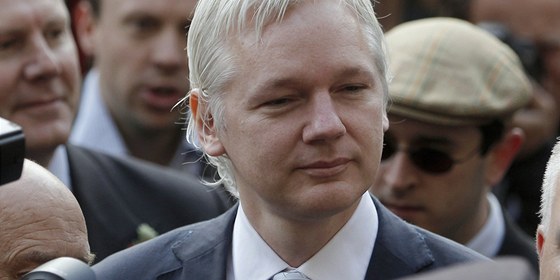 Julian Assange ped budovou londýnského soudu (2. listopadu 2011)