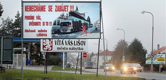 Ped dvma lety znepokojení obyvatelé Liova nechali na zaátek obce umístit transparent, který upozoroval na to, e auta v obci asto nedodrují rychlost