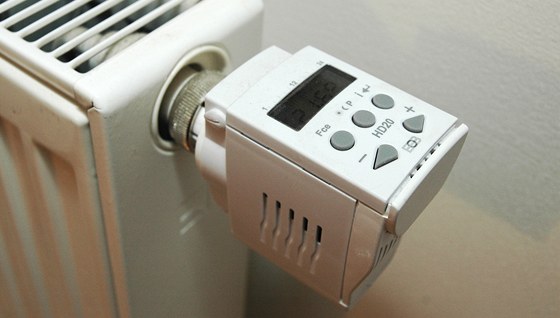 Digitální termostatická hlavice automaticky sníží teplotu v domácnosti, když v...
