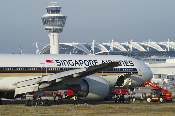 Letadlo spolenosti Singapore Airlines pistálo na mnichovském letiti na tráv.