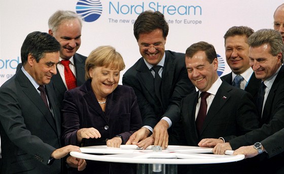 Symbolické otočení kohoutu plynovodu Nord Stream společnými silami provedli...