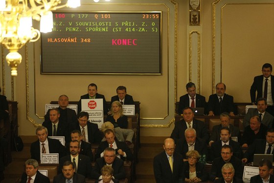 Poslanci skonili hlasování o 14 reformních zákonech ve 23:55.