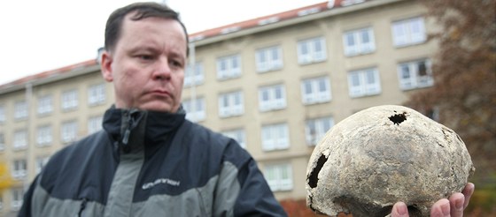 Kriminalista Michal Laška ukazuje lebku nalezenou na louce Budínka.