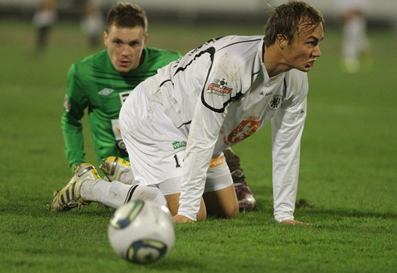 Hradecký Pavel Dvoák na zemi v utkání proti Jablonci.