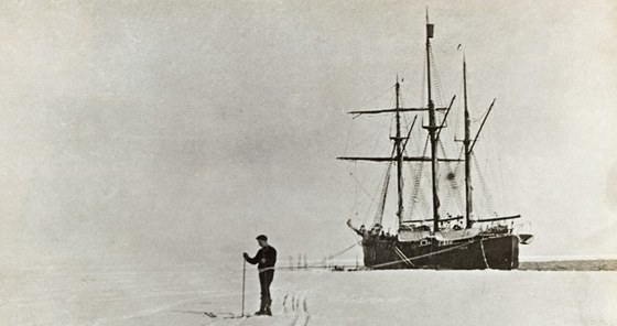 VYRÁÍME. Norský polárník Roald Amundsen zahajuje svoji pou k jiní ton, do...