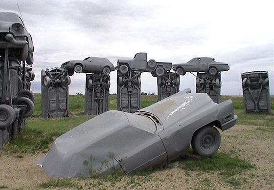Automobilová atrakce Carhenge v americké Nebrasce