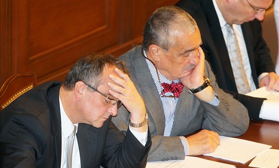 Ministři Miroslav Kalousek a Karel Schwarzenberg během jednání Poslanecké