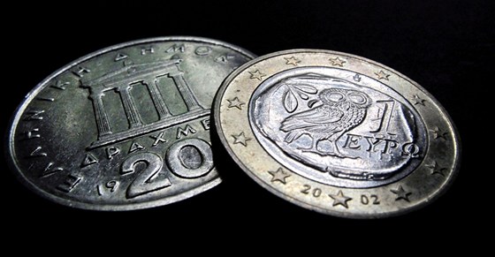 Bývalá ecká mna drachma (vlevo) a euro
