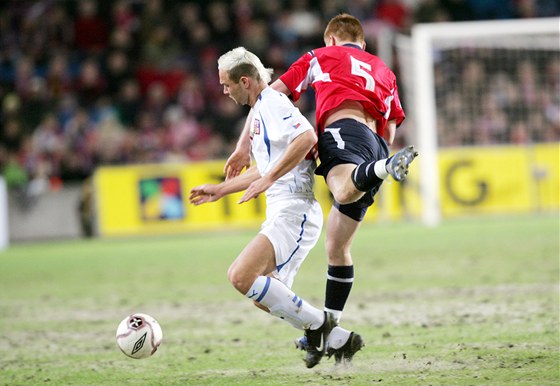 Jan Polák (vlevo) pi souboji s norským fotbalistou Johnem Arne Riisenem pi