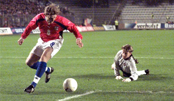 Karel Poborský pi baráovém utkání s Belgií (0:1) 14. listopadu 2001