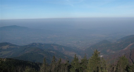 Pohled z beskydské Lysé hory na Ostravsko a Karvinsko v době inverze.