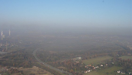 Zimní pohled od Havířova směrem k Ostravě není příliš dýchatelně povzbudivý.