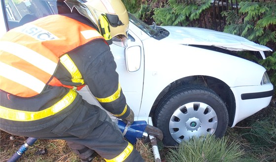 Z nabouraného automobilu museli cestující dostávat hasii. Ilustraní snímek