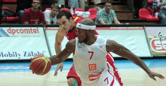 Nymburský basketbalista  Eugene Lawrence (v popedí) zatíil konto Krasnojarsku 16 body.