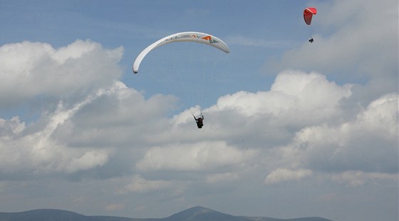 Píznivec paraglidingu nezvládl na Novojiínsku pistání a skonil na strom. (Ilustraní snímek)