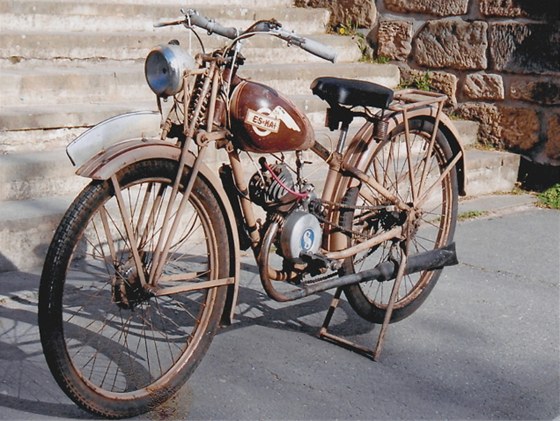 Odcizený historický motocykl znaky Es-Ka Mofa z roku 1940.