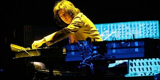 Francouzská legenda elektronické hudby Jean Michel Jarre. Ilustraní snímek