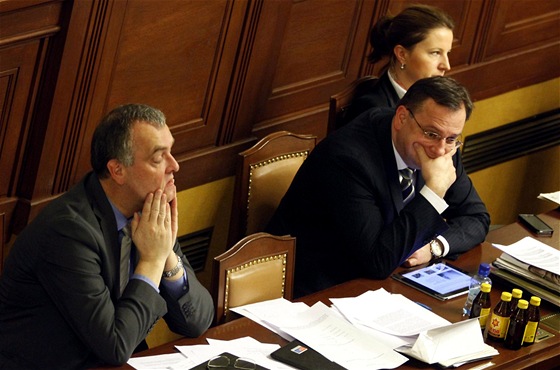 Miroslav Kalousek (TOP 09), Petr Neas (ODS) a Karolína Peake (VV) na jednání