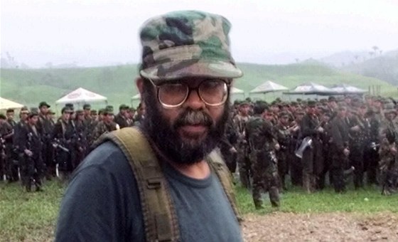 Vdce FARC Alfonso Cano na archivním snímku z roku 2000.
