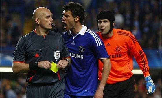 Michael Ballack z Chelsea pokikuje na rozhodího Toma Henninga Övreböho.