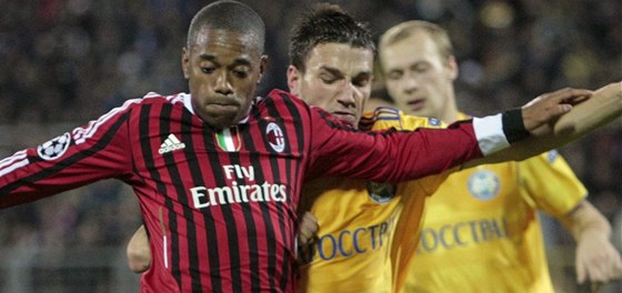 Brazilský útoník Robinho z AC Milán bojuje s Marko imiem z BATE Borisov v