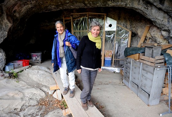 Anne Cautainová a Bernadette Touloumondová utekly ped civilizací do jeskyn.
