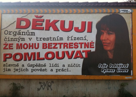 Billboardy proti bulváru a policii se objevily v Praze