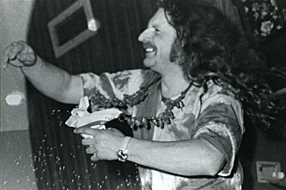 Milan Kníák pi koncertu své skupiny Aktual v Music F Clubu v roce 1971 