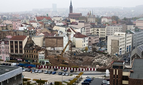 Pohled na demolici v centru Teplic kvli stavb obchodního centra v Teplicích.