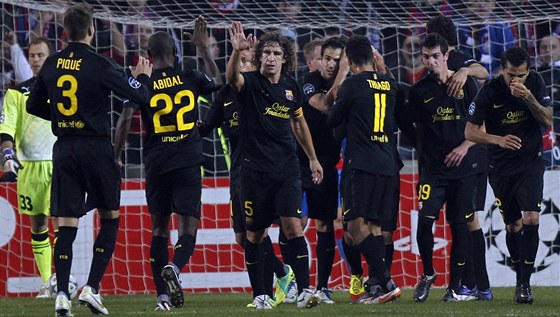 VEDEME. Fotbalisté Barcelony se radují bezprostedn po úvodním gólu. Jet do