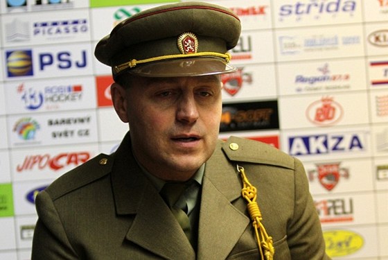 Trenér hokejist Havlíkova Brodu Petr Novák v armádní uniform na tiskové