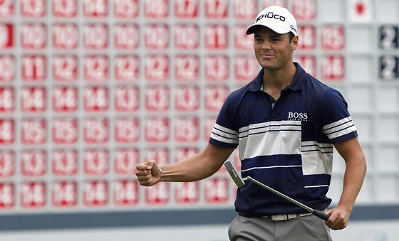 VÍTZ. Nmecký golfista Martin Kaymer se raduje z triumfu na turnaji v anghaji.