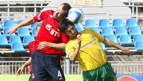 Útoník Spartak Gognijev v dresu Kuban (vpravo) v utkání proti CSKA Moskva